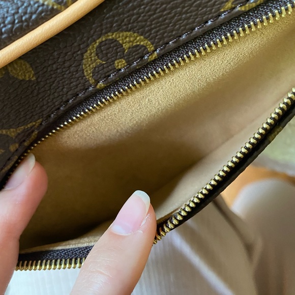 Louis Vuitton loop handbag 2022 - Picture 9 of 16